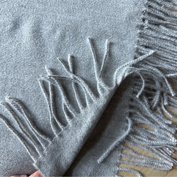Liz Claiborne Gray Fringe Scarf - NWT - 73” long, 28” wide - Picture 2 of 5
